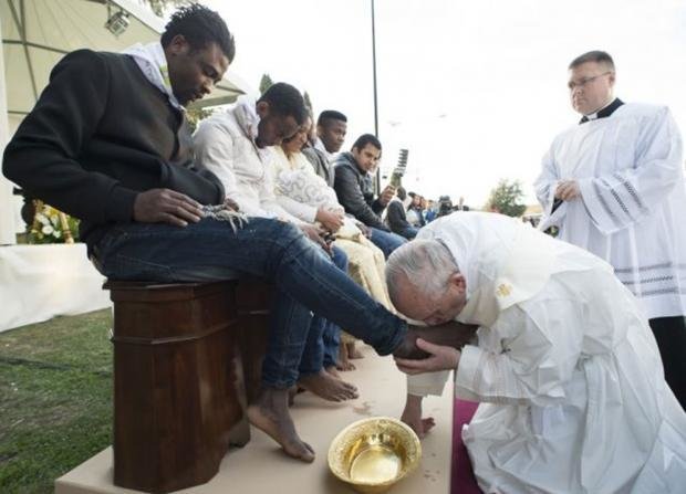 Pope Francis washes and kisses feet of Muslim, Hindu and Christian refugees