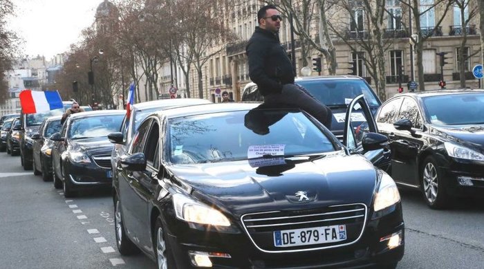 Hundreds of French chauffeurs stage counter-protest to taxis