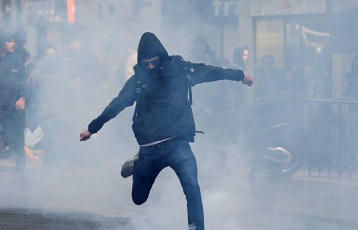 Atacan a una corresponsal de RT en las protestas en París