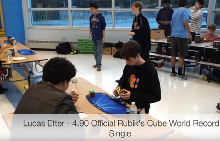 Un ado de 14 ans explose le record du monde Rubik’s cube - VIDEO