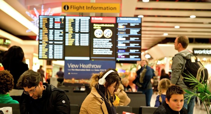 La imagen de un joven argentino en el suelo de un aeropuerto de Londres conmueve al mundo 