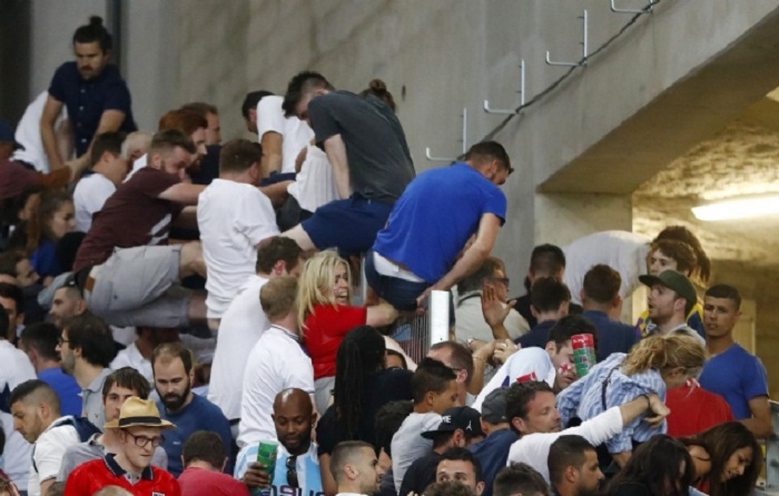 Euro 2016: Marseille clashes leave Britons in hospital - VIDEO