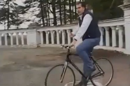 Saakaşvili velosipeddən yıxıldı, qolunu qırdı
