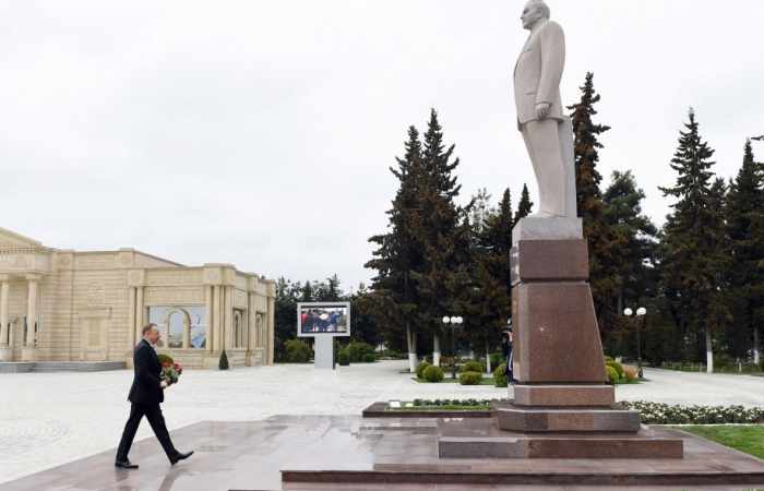 Besuch des Denkmals des Nationalleaders Heydar Aliyev in Saatli