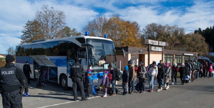 Sachsen: Angriff auf einen Bus mit Flüchtlingen