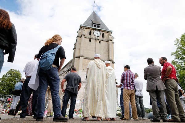 Attentat contre une église en France: un homme placé en garde à vue