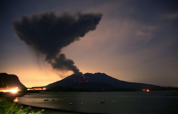 Japan: Vulkan Sakurajima bricht spektakulär mit Blitzen aus