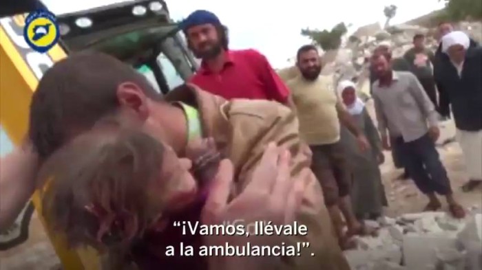 Dos niños rescatados con vida entre los escombros de Alepo