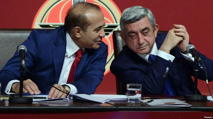 La rueda de  prensa:Sarkisyán retira al premier ministro armenio.