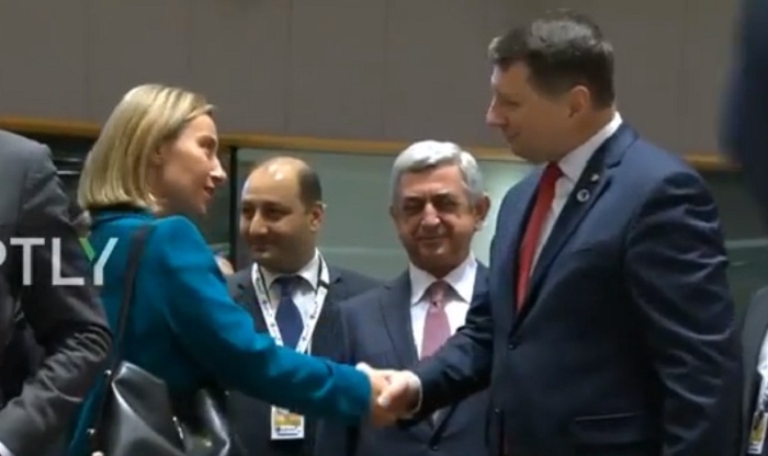 Federica Mogherini does not greet Armenian President - VIDEO