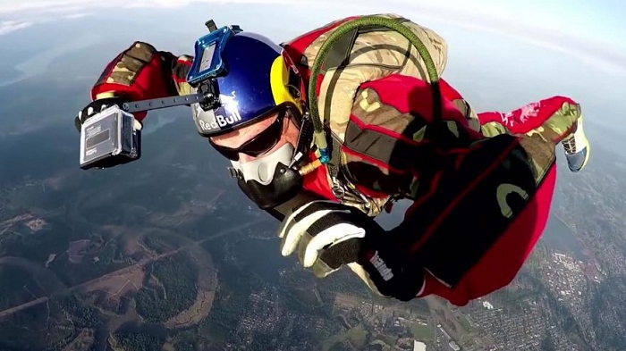 Il va sauter à plus de sept kilomètres de hauteur sans parachute - VIDEO