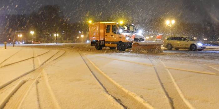 Wintereinbruch in Berlin Schnee und Eis führen zu Chaos auf Straßen und Schienen