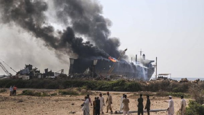 Explosion auf Schrott-Tanker in Pakistan