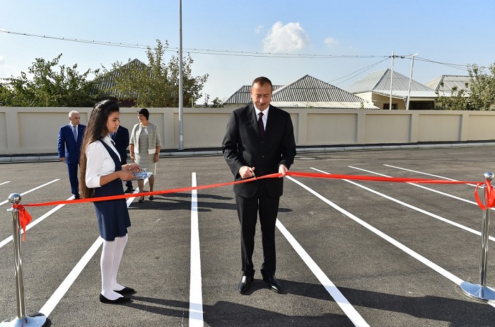 Präsident Ilham Aliyev weiht neues Gebäude der Schule Nr. 311 ein