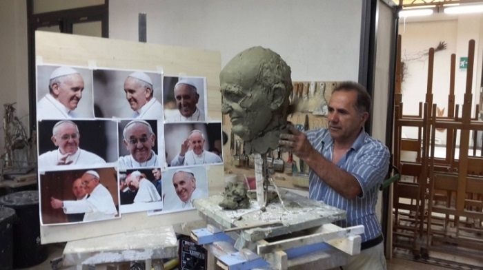 Pope Francis thanks Azerbaijani sculptor for making his bust 