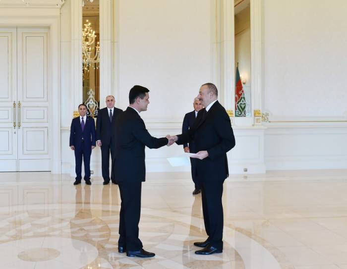 Ilham Aliyev reçoit les lettres de créance  du nouvel ambassadeur du Turkménistan