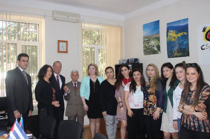 El embajador de Cuba visitó la Universidad de las Lenguas en Azerbaiyán