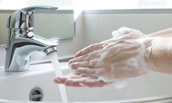 Männer waschen sich seltener ‎die Hände als Frauen