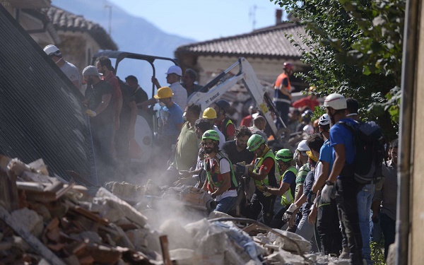Italie/séisme: 100 répliques dans la nuit, des sinistrés logés sur la côte
