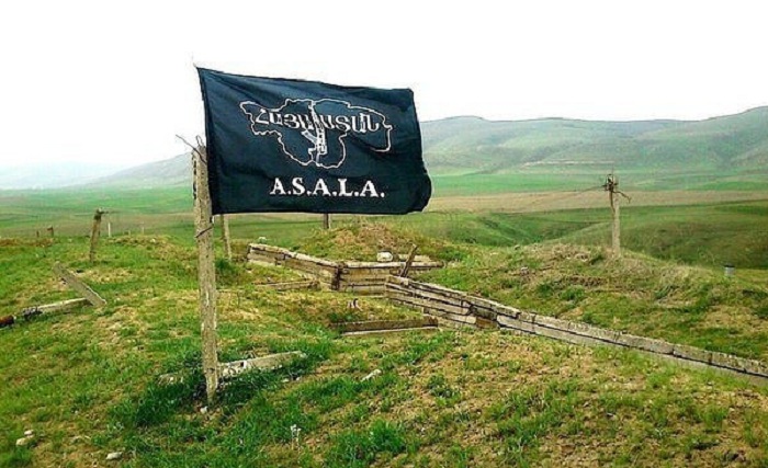Flagge der Terroristen in Karabach -  Armenische Provokation