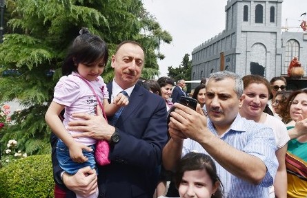 İlham Əliyev və xanımı `selfie` çəkdirdi - FOTOLAR