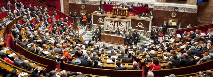 Debatte im Senat, Demo auf der Straße