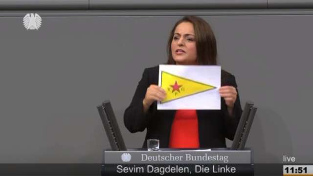 Sevim Dagdelen eckt mit YPG-Fahne an