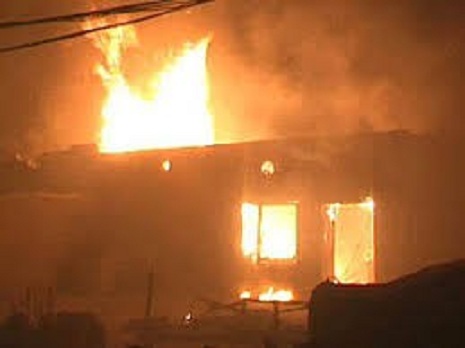 Şamaxıda ev yandı