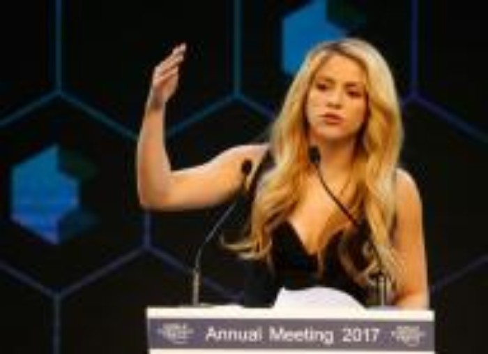 Shakira urge a la elite de Davos a nutrir a los futuros líderes
