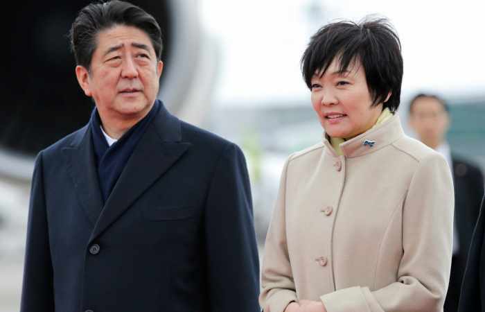 Shinzo Abe and wife accused of giving cash to ultra-nationalist school