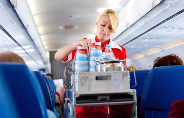 Mediziner erklärt, warum man auf einem Flug keine Cola trinken sollte