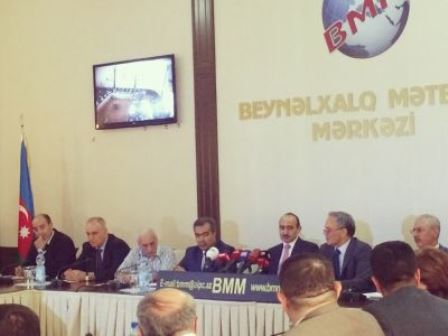 Əli Həsənov baş redaktorlarla görüşür