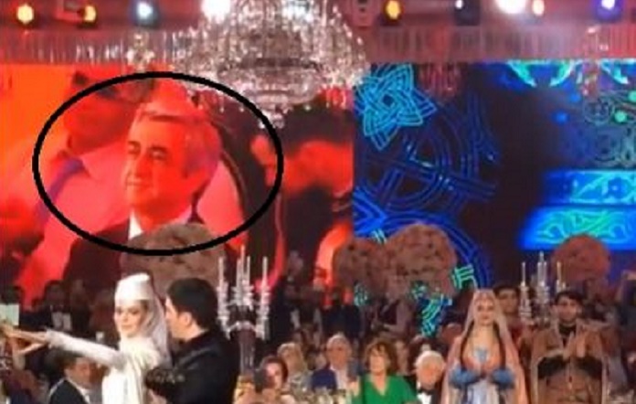Merkel birinci oldu, Sarkisyan qol açıb oynadı...