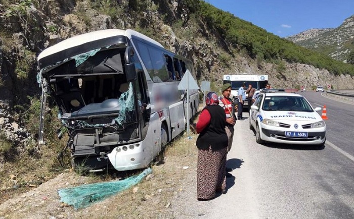 Türkiyədə ağır yol qəzası: 1 ölü, 12 yaralı