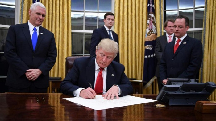 Donald Trump signe son premier décret