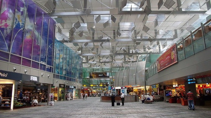 Frau wohnt acht Jahre lang im Flughafen Singapur