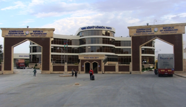 `Sınıq Körpü`də sıxlıq yaranıb