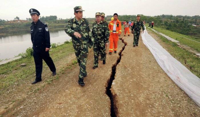 Evacúan más de 30.000 turistas de la provincia china de Sichuan tras sismo