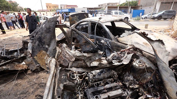 Une voiture piégée explose près d`un ministère à Tripoli en Libye
