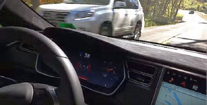 Software-Fehler: Teslas Auto-Pilot lenkt in den Gegenverkehr- VIDEO