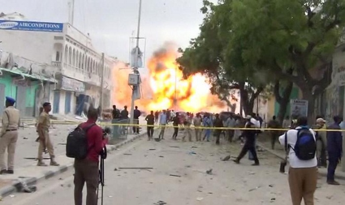Somalia`s al Shabaab says seizes base from Kenyan soldiers 