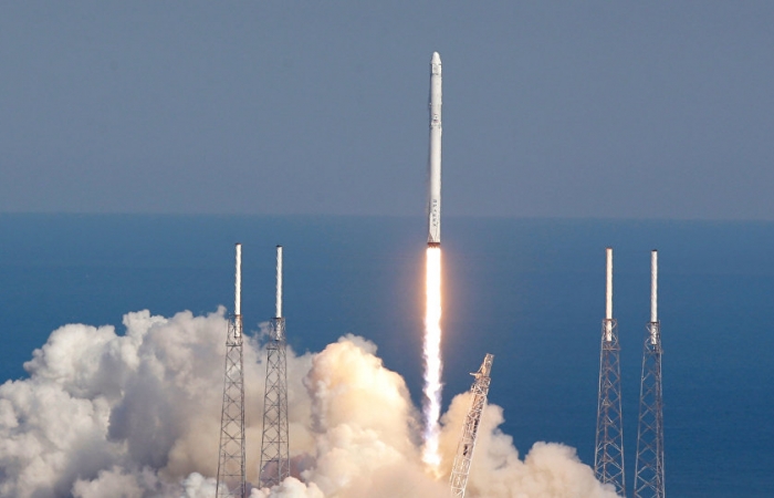 De vents violents clouent la fusée Falcon 9, de SpaceX, au sol