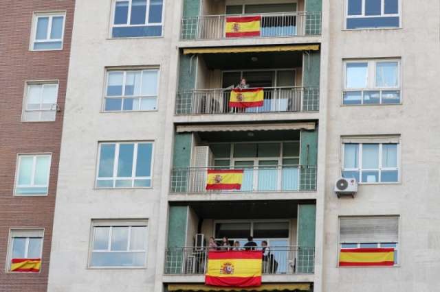 Spaniards use national holiday to show unity amid Catalan crisis