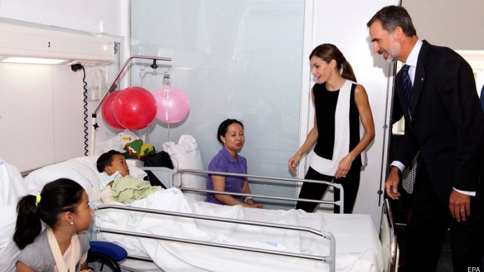Spanish Royals visit victims of Barcelona van attack in hospitals