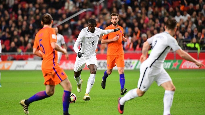 La France s`impose aux Pays-Bas (0-1)