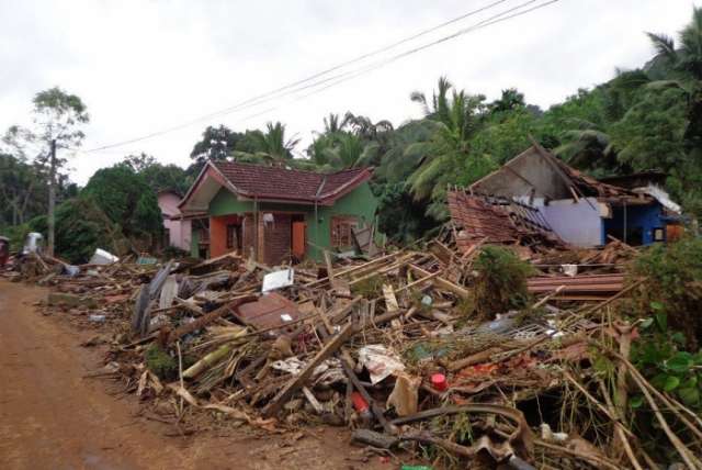 Sri Lanka: UN assists storm victims, seeks to contain diseases 'spiralling out of control'