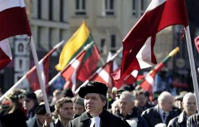 Lettische Waffen-SS-Veteranen marschieren durch Riga