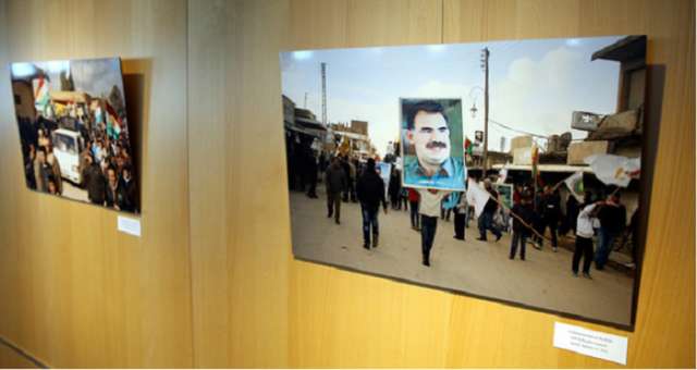 Trotz niedergebrannten PKK-Ständen: Erneut Fotoausstellung im EU-Parlament