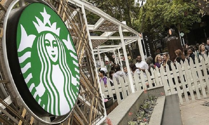 Zu viele Eiswürfel im Kaffee: Frau verklagt Starbucks