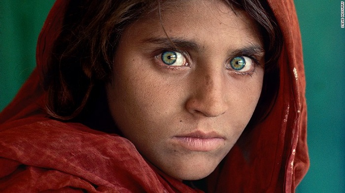 Se declara culpable de falsificar documentos la “Niña afgana“ de National Geographic